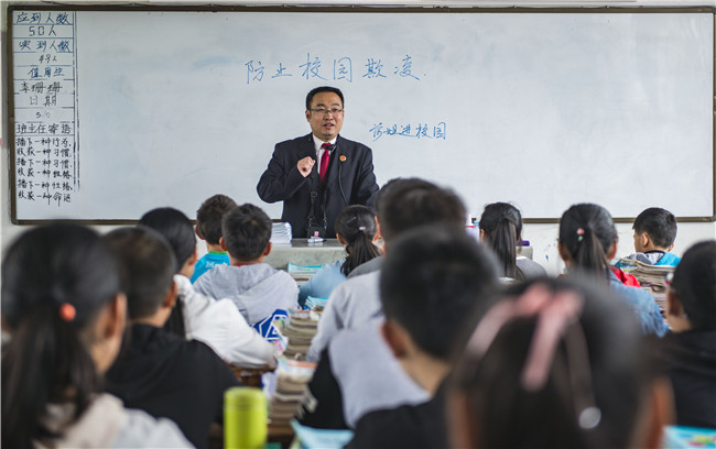 重庆黔江区：把法治产品背进大山深处